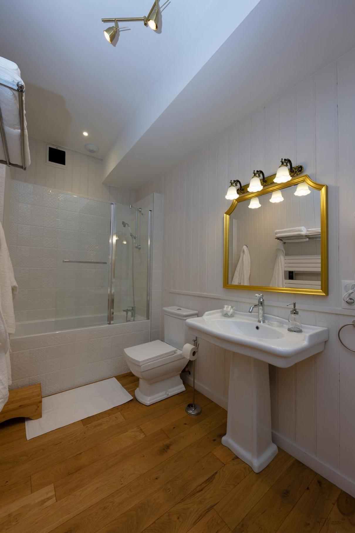 Guest House Saint Yves Динан Екстериор снимка